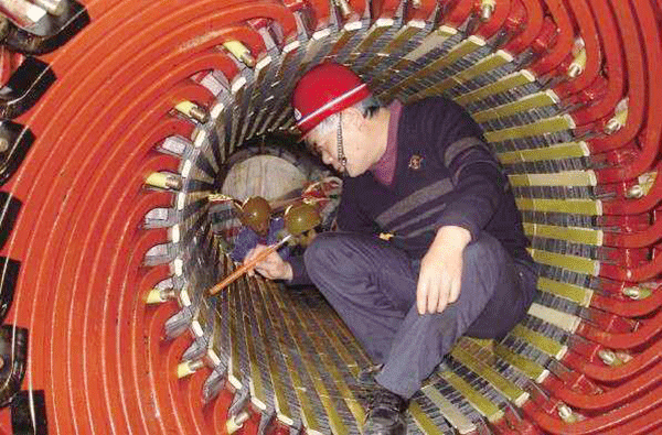 西安泰富西瑪電機吳高治、劉長(cháng)安、張衛華榮獲西安市勞動(dòng)模范榮譽(yù)稱(chēng)號。