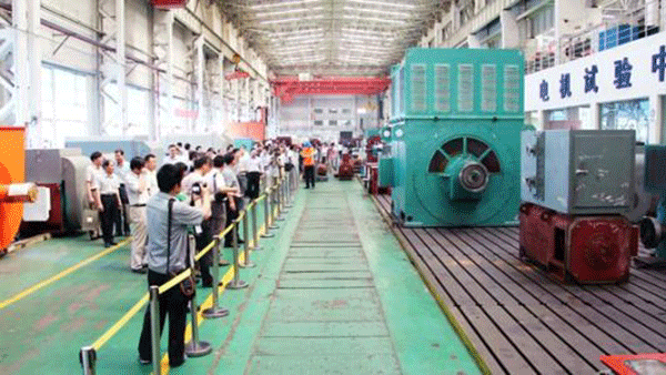 西安泰富西瑪電機成功開(kāi)發(fā)YR系列4500KW大型廢鋼鐵破碎電機。