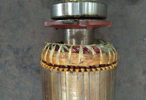 西安電機廠(chǎng)技術(shù)員關(guān)于高壓電機端部捆扎的重要性分析。