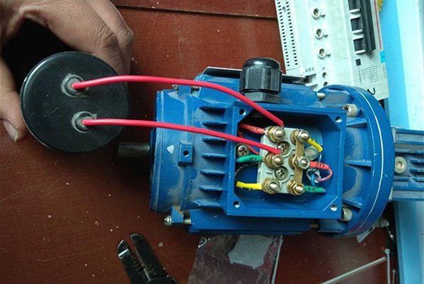 YE3高效節能三相異步電動(dòng)機改成單相的接線(xiàn)示意圖 YE3高效節能三相異步電動(dòng)機改成單相的接線(xiàn)示意圖